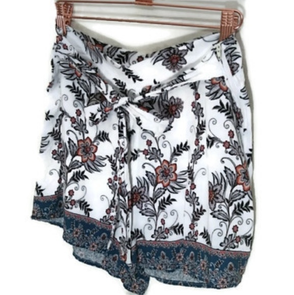 Charlotte Russe Pants - 🍍Charlotte Russe Flowy Highwaisted Shorts